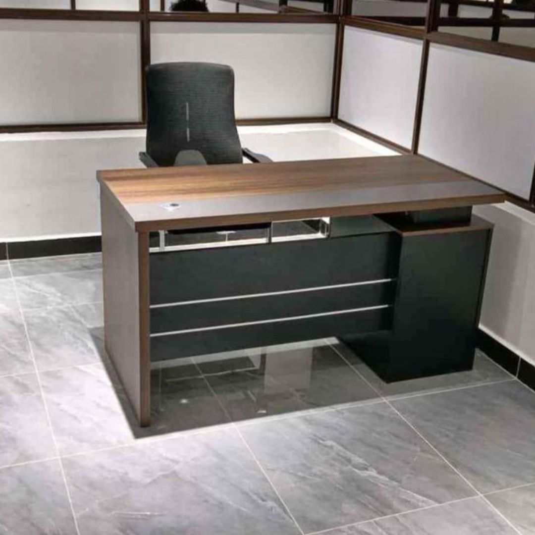 1400mm-executive-desk-3.jpg Office desk with lockable drawers - Image 1