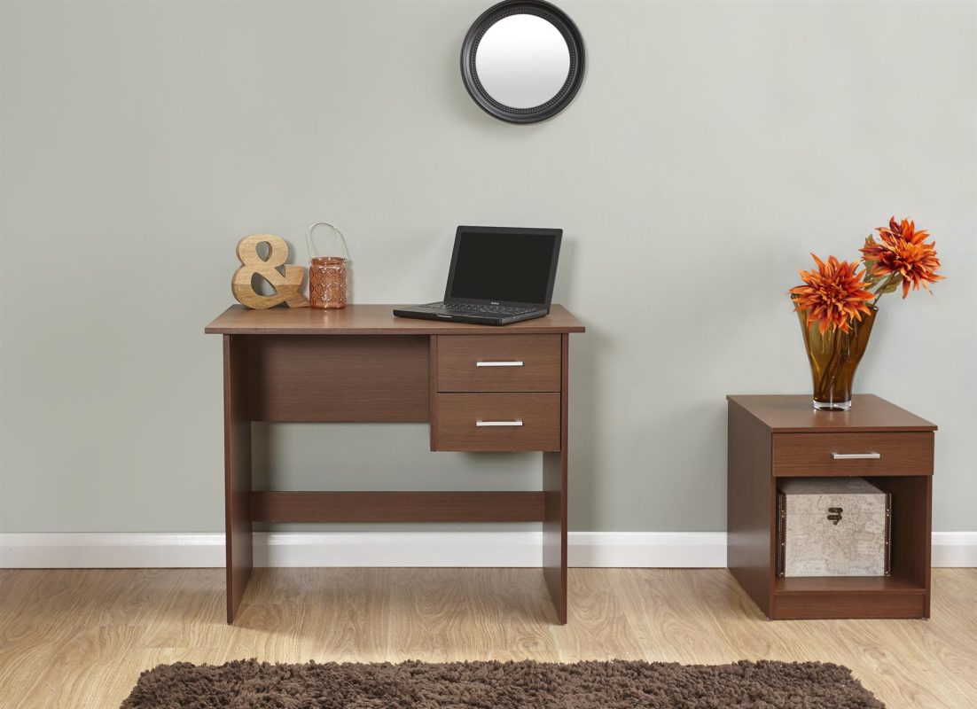 Office desk with lockable drawers